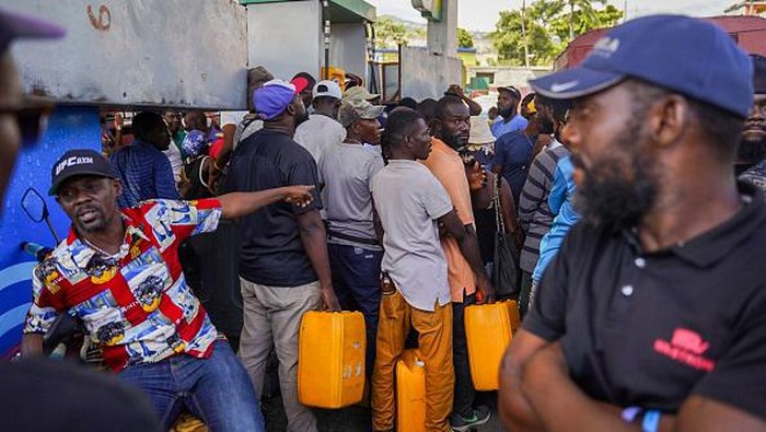 Lihat Lagi Kerusuhan Besar di Haiti Gegara Krisis BBM Haitians que to collect petrol at a gas station in Port-au-Prince on July 15, 2022. - With gas sales already subsidized by the government at a loss, the Haitian economy -- fragile from incessant crime and political instability -- appears close to collapse as the war in Ukraine sends fuel prices soaring. (Photo by Richard PIERRIN / AFP) (Photo by RICHARD PIERRIN/AFP via Getty Images)