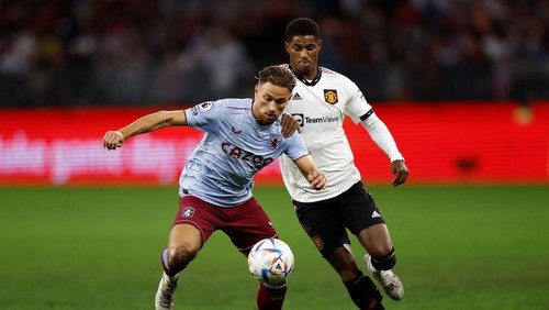 PERTH, AUSTRALIA - JULY 23: Matty Cash of Aston Villa controls the ball against Marcus Rashford of Manchester United during the Pre-Season Friendly match between Manchester United and Aston Villa at Optus Stadium on July 23, 2022 in Perth, Australia. (Photo by Paul Kane/Getty Images)
