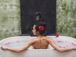 Praktisi Bach Flower Jelaskan Alasan Mandi Kembang Bikin Rileks