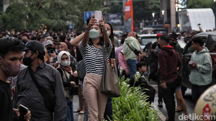 Pengunjung memenuhi kawasan Sudirman Citayem Bogor Depok (SCBD), Taman Dukuh Atas, Jakarta, Sabtu (23/7/2022).