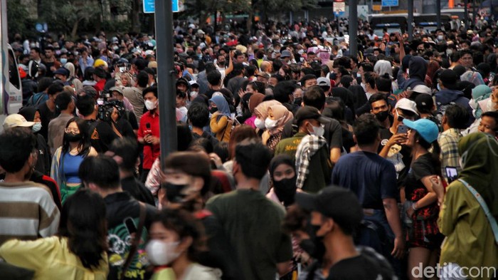 Membludaknya Warga di Citayam Fashion Week, Bikin Geleng-geleng Kepala Pengunjung memenuhi kawasan Sudirman Citayem Bogor Depok (SCBD), Taman Dukuh Atas, Jakarta, Sabtu (23/7/2022).