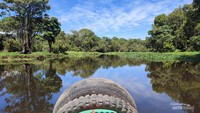 Kapal menyusuri sungai