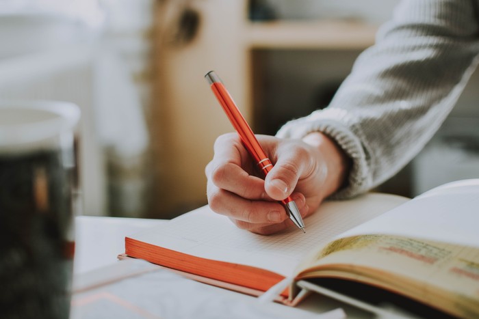 Menulis jurnal/ Foto: unsplash.com/Lilartsy