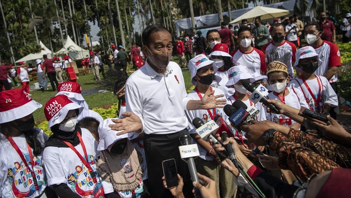 Momen Jokowi Ajak Anak-anak Main Sulap di Hari Anak Nasional 2022 Presiden Joko Widodo (tengah) bermain sulap di hadapan anak-anak dalam puncak peringatan Hari Anak Nasional 2022 di Kebun Raya Bogor, Jawa Barat, Sabtu (23/7/2022). Kegiatan puncak peringatan Hari Anak Nasional 2022 tersebut mengangkat tema Anak Terlindungi, Indonesia Maju. ANTARA FOTO/Sigid Kurniawan/YU