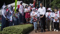 Presiden Jokowi kemudian memberikan sejumlah pesan kepada anak-anak dalam perayaan Hari Anak Nasional tersebut. Dia meminta anak-anak untuk terus belajar dan tetap memakai masker. 