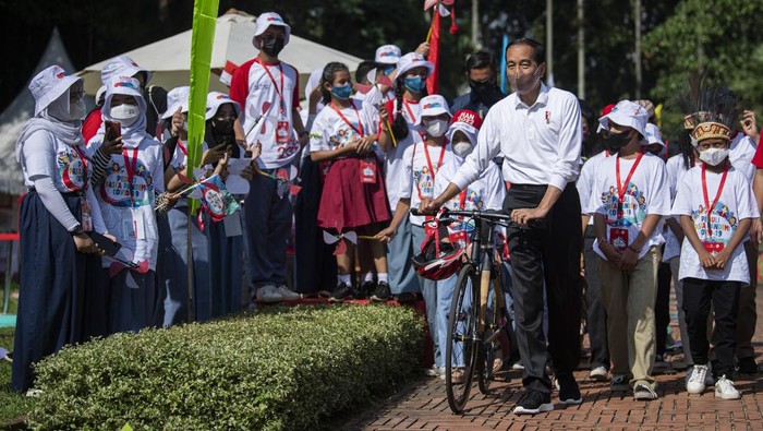 Momen Jokowi Ajak Anak-anak Main Sulap di Hari Anak Nasional 2022 Presiden Joko Widodo (tengah) bermain sulap di hadapan anak-anak dalam puncak peringatan Hari Anak Nasional 2022 di Kebun Raya Bogor, Jawa Barat, Sabtu (23/7/2022). Kegiatan puncak peringatan Hari Anak Nasional 2022 tersebut mengangkat tema Anak Terlindungi, Indonesia Maju. ANTARA FOTO/Sigid Kurniawan/YU