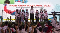Di Kebun Raya Bogor, Presiden Jokowi tampak mengajak anak-anak yang hadir langsung di Kebun Raya Bogor untuk bermain sulap. Setidaknya ada tiga trik sulap yang diperagakan langsung oleh Jokowi. 