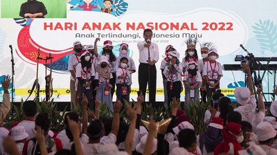 Momen Jokowi Ajak Anak-anak Main Sulap di Hari Anak Nasional 2022