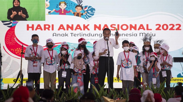 Presiden Joko Widodo (tengah) bermain sulap di hadapan anak-anak dalam puncak peringatan Hari Anak Nasional 2022 di Kebun Raya Bogor, Jawa Barat, Sabtu (23/7/2022). Kegiatan puncak peringatan Hari Anak Nasional 2022 tersebut mengangkat tema Anak Terlindungi, Indonesia Maju. ANTARA FOTO/Sigid Kurniawan/YU