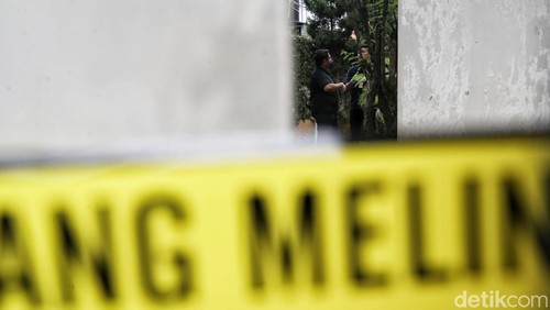 Tim penyidik kepolisian melakuan pra rekonstruksi di kediaman Ferdy Sambo, Duren Tiga, Jakarta Selatan, Sabtu (23/7).  Pra rekonstrusi penembakan Brigadir J masih berlangsung hingga saat ini.