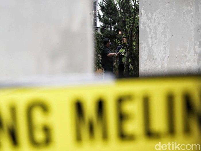 Tim penyidik kepolisian melakuan pra rekonstruksi di kediaman Ferdy Sambo, Duren Tiga, Jakarta Selatan, Sabtu (23/7).  Pra rekonstrusi penembakan Brigadir J masih berlangsung hingga saat ini.