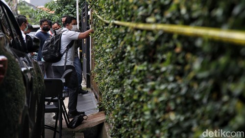 Tim penyidik kepolisian melakuan pra rekonstruksi di kediaman Ferdy Sambo, Duren Tiga, Jakarta Selatan, Sabtu (23/7).  Pra rekonstrusi penembakan Brigadir J masih berlangsung hingga saat ini.