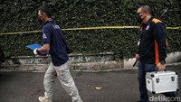 Sementara itu, satu mobil Puslabfor Polri tiba pada pukul 09.40 WIB. Tim Puslabfor pun keluar dari mobil tersebut.