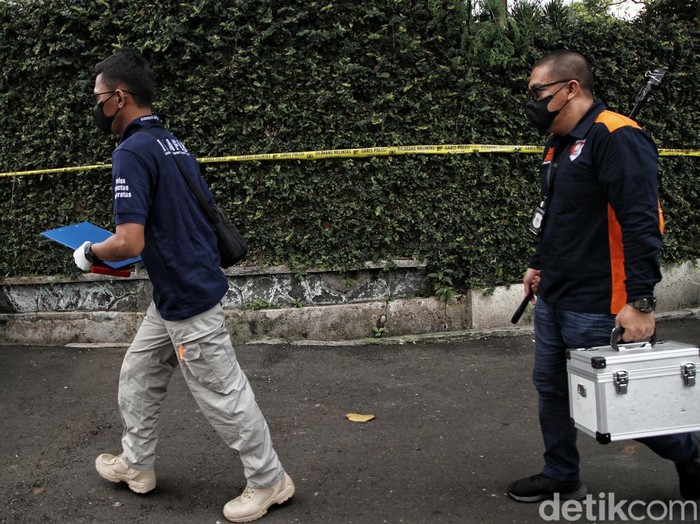 Tim penyidik kepolisian melakuan pra rekonstruksi di kediaman Ferdy Sambo, Duren Tiga, Jakarta Selatan, Sabtu (23/7). Pra rekonstrusi penembakan Brigadir J masih berlangsung hingga saat ini.