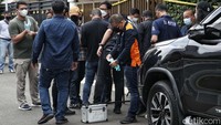 Satu mobil Inafis Polri tiba di kediaman Ferdy Sambo pada pukul 09.23 WIB. Ada dua petugas Inafis keluar dari mobil tersebut.