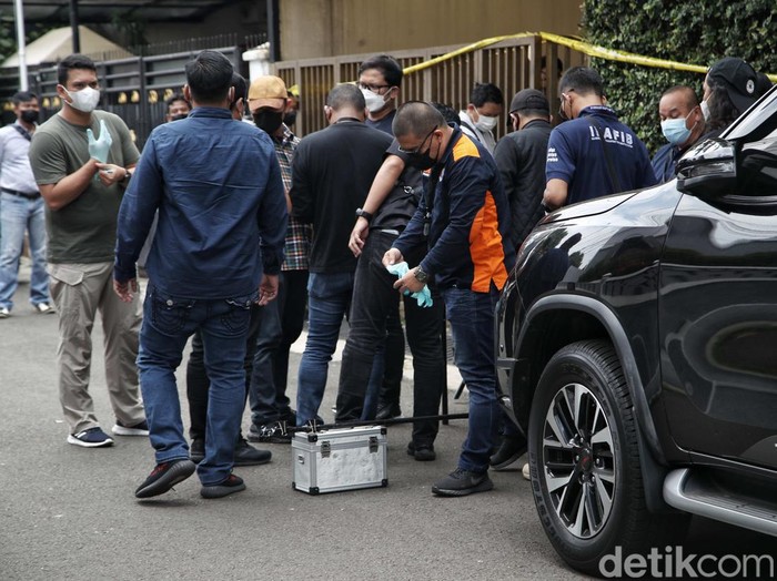 Tim penyidik kepolisian melakuan pra rekonstruksi di kediaman Ferdy Sambo, Duren Tiga, Jakarta Selatan, Sabtu (23/7).  Pra rekonstrusi penembakan Brigadir J masih berlangsung hingga saat ini.