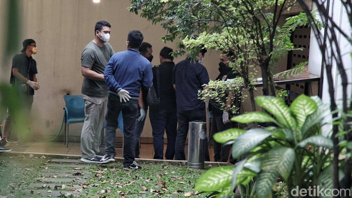 Tim penyidik kepolisian melakuan pra rekonstruksi di kediaman Ferdy Sambo, Duren Tiga, Jakarta Selatan, Sabtu (23/7).  Pra rekonstrusi penembakan Brigadir J masih berlangsung hingga saat ini.
