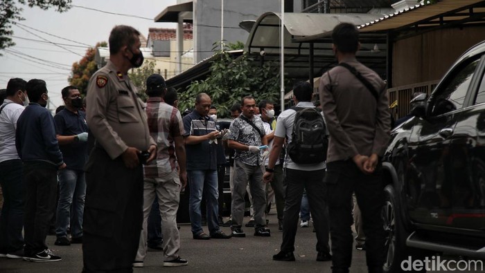 Tim penyidik kepolisian melakuan pra rekonstruksi di kediaman Ferdy Sambo, Duren Tiga, Jakarta Selatan, Sabtu (23/7).  Pra rekonstrusi penembakan Brigadir J masih berlangsung hingga saat ini.
