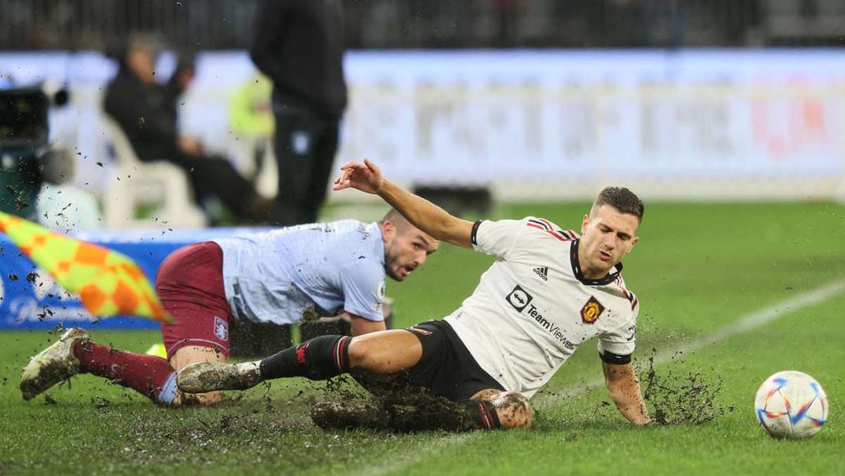 Diogo Dalot siap dimaki-maki Erik ten Hag kalau bikin salah. (Foto: AFP via Getty Images/TREVOR COLLENS)
