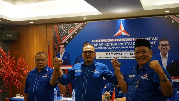 Sekretaris DPD Demokrat Sumut Yudha Johansyah (tengah) bersama Burhanuddin Sitepu dan Iswanda Ramli (foto: istimewa)