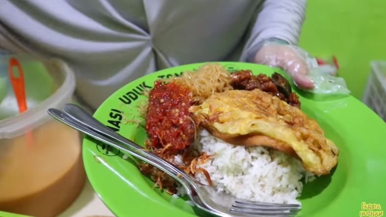 Rekomendasi nasi uduk khas Betawi asli ada di dalam gang