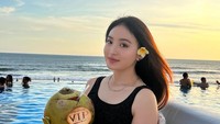 Potret cantik Wilona ketika liburan di Bali juga dibagikan. Saat itu, mantan Verrel Bramasta ini sedang menikmati sunset sambil minum es kelapa muda. Foto: Instagram @natashawilona12
