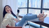 Beberapa waktu lalu, Wilona sempat liburan ke Dubai bersama sang mantan pacar. Ini momennya menikmati kopi ditemani pemandangan gedung pencakar langit. Foto: Instagram @natashawilona12