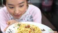 Selain membuat kue, Wilona juga hobi memasak. Ia kerap mengunggah momen memasak di YouTube. Seperti saat membuat spaghetti ini. Foto: Instagram @natashawilona12