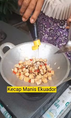 Nenek Yanah, viral karena bagikan tutorial memasak yang lucu