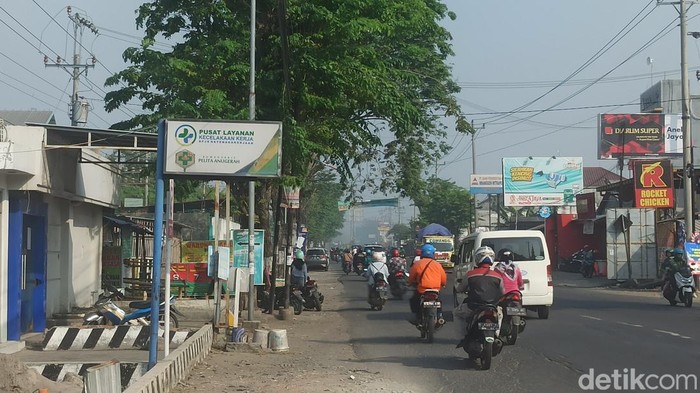Pagi ini, Sabtu (23/7/2022), asap masih menyelimuti jalan raya dan sekitar pabrik gudang pupuk di Mranggen, Demak, yang terbakar sejak Kamis petang lalu.