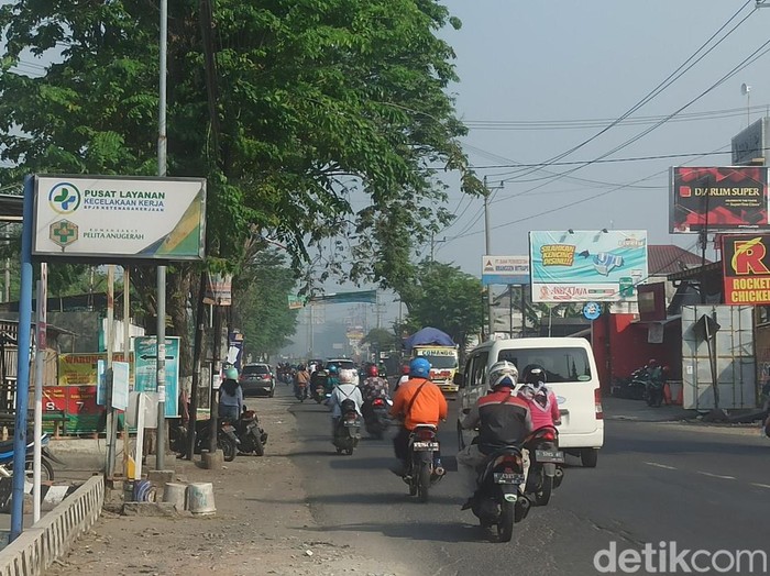 Pagi ini, Sabtu (23/7/2022), asap masih menyelimuti jalan raya dan sekitar pabrik gudang pupuk di Mranggen, Demak, yang terbakar sejak Kamis petang lalu.