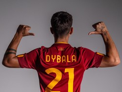 Paulo Dybala pakai nomor 21 di Roma meski sudah mendapatkan izin untuk ambil nomor 10, yang identik dengan Francesco Totti. (Foto: Fabio Rossi/AS Roma via Getty Images)