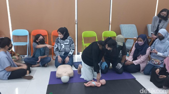 Pelatihan pertolongan pertama pada anak yang tersedak oleh SafeKids Indonesia.