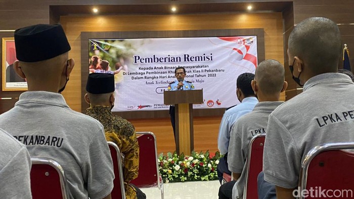 Pemberian remisi Hari Anak kepada napi anak di Riau.