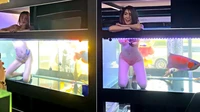 Semua jenis bisnis  berusaha untuk menjadi seunik mungkin saat grand opening, dengan harapan mendapatkan perhatian dari orang-orang. Seperti yang dilakukan toko akuarium di Bangkok, Thailand, ini. Toko ini menggunakan model dengan bikini yang berenang bersama ikan di aquarium mereka.  