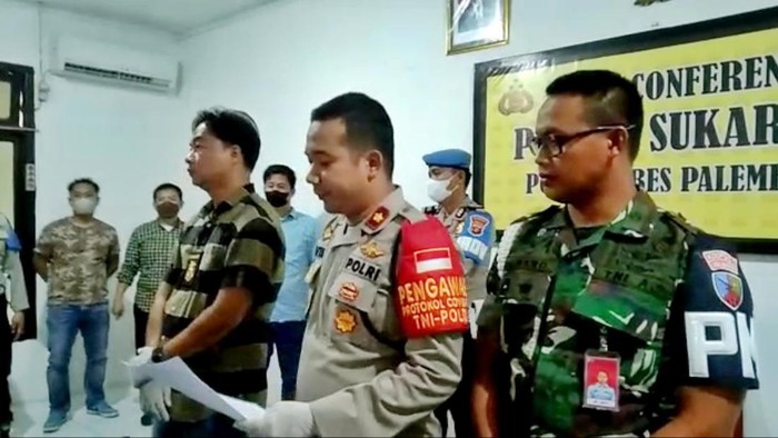Danpom AU hadiri press rilis kasus pembunuhan petugas kebersihan DLHK Palembang. Prima Syahbana/detikSumut