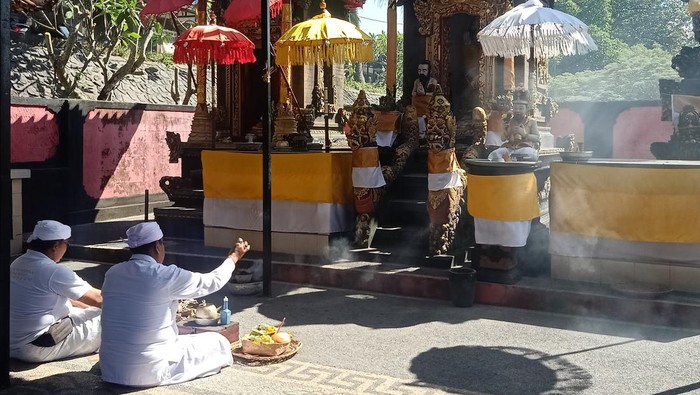 Perayaan Tumpek Krulut di Pura Griya Perak Tirta Empul, berlokasi di Jalan Pemogan, Denpasar, Bali pada Sabtu (23/7/2022)