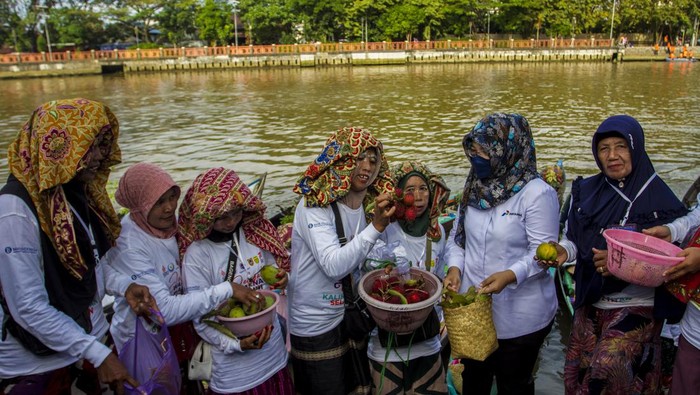 PERTAMINA DUKUNG UMKM DI GERNAS BBI Vice President CSR dan SMEPP PT Pertamina (Persero) Fajriyah Usman (kanan) didampingi Executive General Manager PT Pertamina Patra Niaga Regional Kalimantan Freddy Anwar (kiri) melihat tas sasirangan khas Kalimantan Selatan pada acara Gerakan Nasional Bangga Buatan Indonesia (GERNAS BBI) di Taman Nol Kilometer, Banjarmasin, Kalimantan Selatan, Jumat (22/7/2022). PT Pertamina (Persero) melalui Rumah BUMN terus melakukan program-program pengembangan bagi para UMKM mulai dari pendampingan, pengelolaan legalitas dan berbagai pelatihan baik secara daring maupun luring salah satunya UMKM Sasirangan Kayuh Baimbai yang mengikuti GERNAS BBI di Kalimantan Selatan mendapat dampak positif dari program kemitraan Pertamina tersebut. ANTARA FOTO/Bayu Pratama S/wsj.