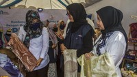 Vice President CSR dan SMEPP PT Pertamina (Persero) Fajriyah Usman berbincang dengan pedagang pasar terapung pada acara Gerakan Nasional Bangga Buatan Indonesia (GERNAS BBI) di Taman Nol Kilometer, Banjarmasin, Kalimantan Selatan, Jumat (22/7/2022). 
