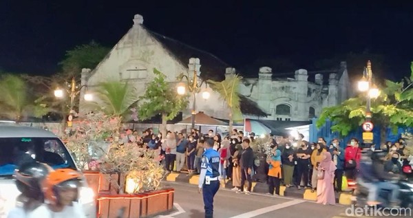 Anak-anak muda di Madiun menjalankan aksi fashion show di zebra cross Jalan Pahlawan atau di depan Plaza Madiun. Aksi ini menarik minat masyarakat setempat. (Sugeng Harianto)
