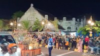 Anak-anak muda di Madiun menjalankan aksi fashion show di zebra cross Jalan Pahlawan atau di depan Plaza Madiun. Aksi ini menarik minat masyarakat setempat. (Sugeng Harianto)