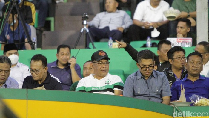Eks Walkot Medan Akhyar Nasution (pakai topi) saat menghadiri pembukaan Piala Gubsu 2022 di Stadion Teladan Medan (Aldi/detikSumut)