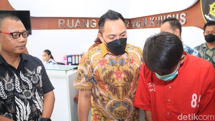Pria Surabaya rekam wanita mandi