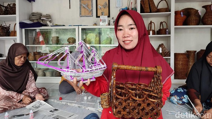 rna Ratna Yuwita (29) sukses memberdayakan puluhan ibu rumah tangga (IRT) dalam membuat kerajinan dari limbah koran bekas.