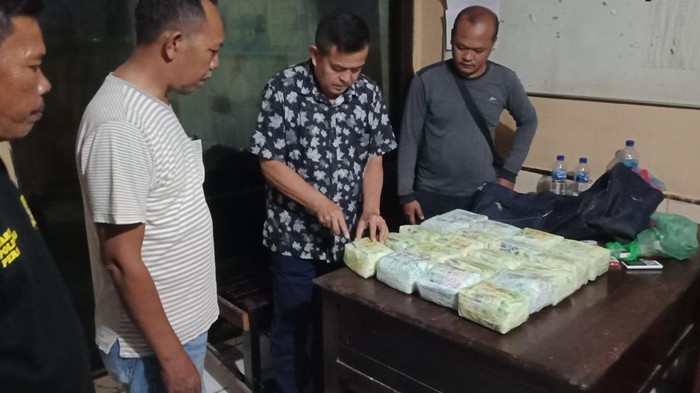 Polisi saat memeriksa sabu yang ditemukan nelayan saat melaut. (foto: Dok. Polsek Panai)