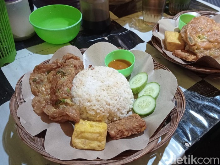 Sajian kuliner nasi cikur Tasikmalaya.