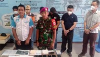 Personel Satgas Marinir Ambalat XXVIII dari Pos Sei Pancang mengamankan tiga WNA yang diduga melakukan pengumpulan data-data perbatasan Indonesia termasuk disposisi dan komposisi kekuatan TNI diperbatasan di Sei Pancang, Sebatik, Nunukan, Kalimantan Utara. Rabu (20/07/2022) malam. 