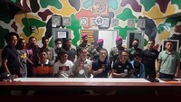 Setelah diambil keterangan singkat, WNA dan WNI tersebut, selanjutnya Danstagasmar Kapten Marinir Andreas Parsaulian Manalu secara resmi menyerahkan mereka kepada pihak imigrasi untuk ditindaklanjuti. 