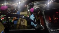 Di dalam Pos, Danpos Lettu Marinir Victor AJi Hersanto dengan beberapa anggota melakukan pemeriksaan. Dari salah satu HP milik WNA, pada galeri foto ditemukan foto-foto instalasi militer dan lokasi penting lainnya, diantaranya terdapat bangunan Pos Pamtas, Pos Marinir, Pos Radar TNI AL, patok-patok perbatasan, pelabuhan Pos Lintas Batas Negara (PLBN). Dan jika dilihat dari fotonya, cara pengambilan gambar dilakukan dengan cara sembunyi-sembunyi. 