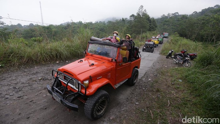 Wisatawan menggunakan mobil Jip ketika mengikuti wisata Lava Tour Merapi di kawasan lereng Gunung Merapi, Cangkringan, Sleman, Yogyakarta, Sabtu (23/7/2022).